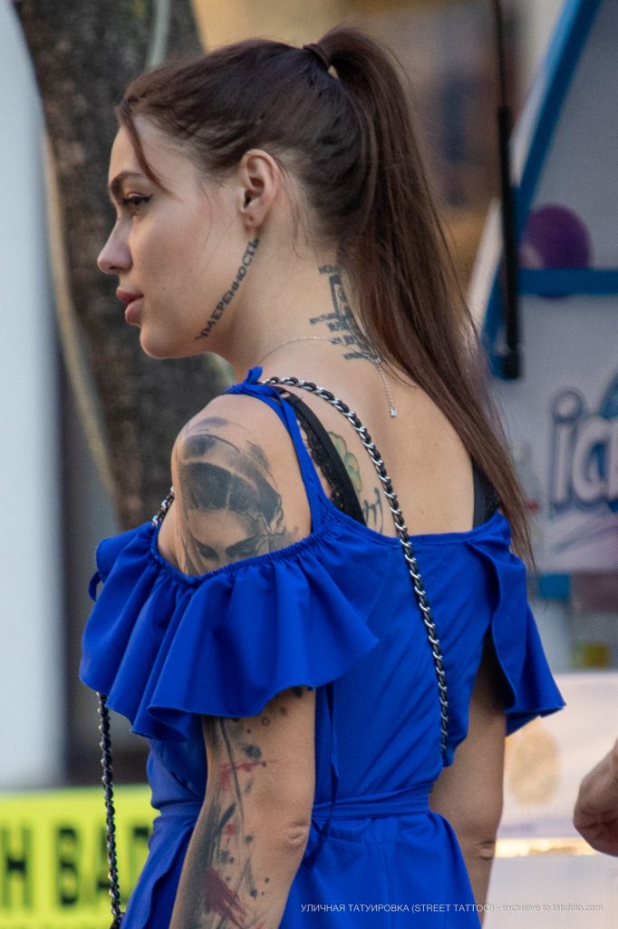 Tatuaż napis MODERATION na twarzy i szyi dziewczynki - 17.09.2020 - 2