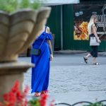 Tatuaż w stylu treshpolka z portretem dziewczynki na lewym ramieniu i ramieniu młodej dziewczyny - 1