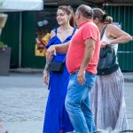 Tatuaż w stylu treshpolka z portretem dziewczynki na lewym ramieniu i ramieniu młodej dziewczyny - 3