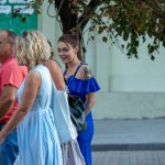 Tatuaż w stylu treshpolka z portretem dziewczynki na lewym ramieniu i ramieniu młodej dziewczyny - 4