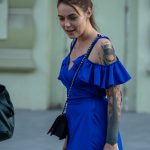 Tatuaż w stylu treshpolka z portretem dziewczynki na lewym ramieniu i ramieniu młodej dziewczyny - 8