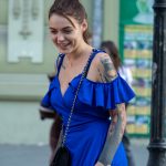 Tatuaż w stylu treshpolka z portretem dziewczynki na lewym ramieniu i ramieniu młodej dziewczyny - 7