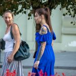 Tatuaż w stylu treshpolka z portretem dziewczynki na lewym ramieniu i ramieniu młodej dziewczyny - 14