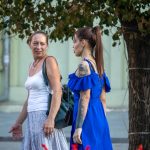 Tatuaż w stylu treshpolka z portretem dziewczynki na lewym ramieniu i ramieniu młodej dziewczyny - 15