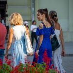 Tatuaż w stylu treshpolka z portretem dziewczynki na lewym ramieniu i ramieniu młodej dziewczyny - 20