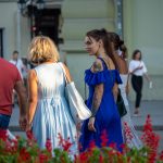 Tatuaż w stylu treshpolka z portretem dziewczynki na lewym ramieniu i ramieniu młodej dziewczyny - 21