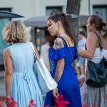 Tatuaż w stylu treshpolka z portretem dziewczynki na lewym ramieniu i ramieniu młodej dziewczyny - 22