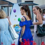 Tatuaż w stylu treshpolka z portretem dziewczynki na lewym ramieniu i ramieniu młodej dziewczyny - 23