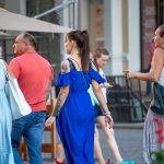 Tatuaż w stylu treshpolka z portretem dziewczynki na lewym ramieniu i ramieniu młodej dziewczyny - 26