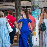 Tatuaż w stylu treshpolka z portretem dziewczynki na lewym ramieniu i ramieniu młodej dziewczyny - 28