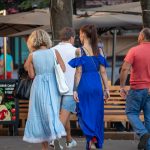 Tatuaż w stylu treshpolka z portretem dziewczynki na lewym ramieniu i ramieniu młodej dziewczyny - 31