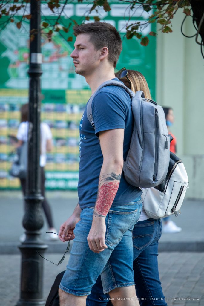 Tatuaż Geometria w kolorze czerwonym na lewym ramieniu faceta - 17.09.2020 - 14