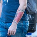 Tatuaż Geometria w kolorze czerwonym na lewym ramieniu faceta - 17.09.2020 - 3