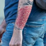 Tatuaż Geometria w kolorze czerwonym na lewym ramieniu faceta - 17.09.2020 - 12
