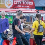 Punkowy tatuaż z napisem SING MY YOUTH na dłoni faceta - 17.09.2020 - 1