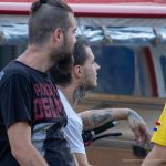 Punkowy tatuaż z napisem SING MY YOUTH na dłoni faceta - 17.09.2020 - 3