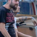 Punkowy tatuaż z napisem SING MY YOUTH na dłoni faceta - 17.09.2020 - 4