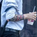 Tatuaż maska czerwonego demona na ramieniu - 17.09.2020 - 2