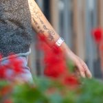 Tatuaż jaskółka i oko z cyframi rzymskimi na prawej ręce dziewczynki - 17.09.2020 - 5