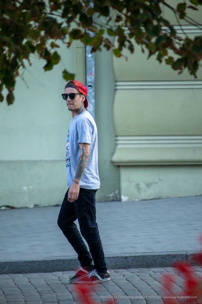 Tatuaż z dziewczynką i napis TAKE RIGHT na dłoni faceta - 17.09.2020 - 1