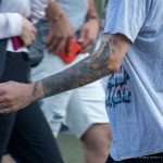 Tatuaż z dziewczyną i napisem TAKE RIGHT na dłoni faceta - 17.09.2020 - 3