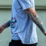 Tatuaż z dziewczyną i napisem TAKE RIGHT na dłoni faceta - 17.09.2020 - 4