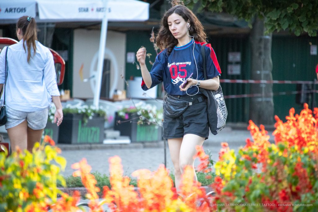 Wytatuowana dziewczyna z piłą ręczną odcina głowę - 17.09.2020 - 4