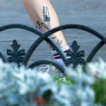 Dziewczyna tatuaż z piłą ręczną odcina głowę - 17.09.2020 - 9