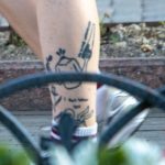 Dziewczyna tatuaż z piłą ręczną odcina głowę - 17.09.2020 - 6