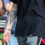 Tatuaż trójkąta i liścia na prawym ramieniu faceta - 17.09.2020 - 2