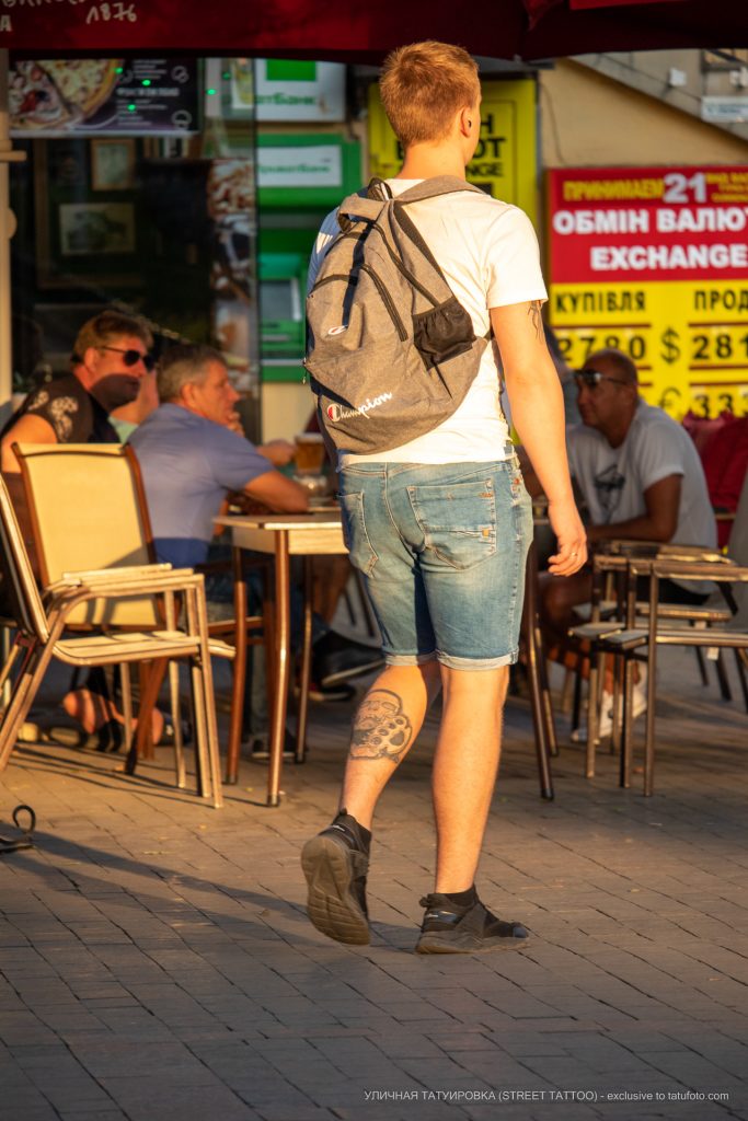 Tatuaż czaszki i mosiężnych kostek na dole lewej nogi faceta - 17.09.2020 - 1