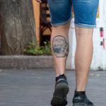 Tatuaż czaszki i mosiężnych kostek na dole lewej nogi faceta - 17.09.2020 - 6