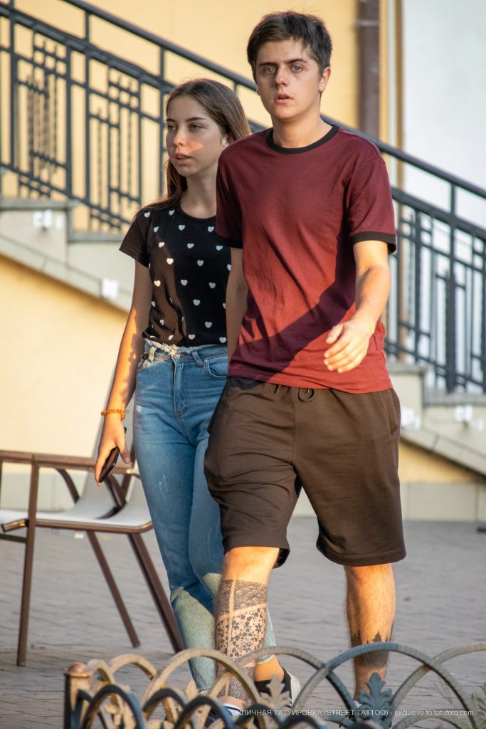 Tatuaż przedstawiający sylwetkę lasu i wzory na dole nogi faceta - 17.09.2020 - 1