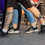 Tatuaż przedstawiający sylwetkę lasu i wzory na dole nogi faceta - 17.09.2020 - 5