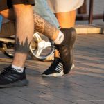 Tatuaż przedstawiający sylwetkę lasu i wzory na dole nogi faceta - 17.09.2020 - 4