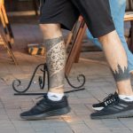 Tatuaż przedstawiający sylwetkę lasu i wzory na dole nogi faceta - 17.09.2020 - 6