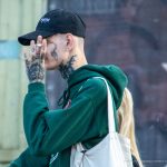 Tatuaż z sierpem na twarzy faceta i napisem NESS z twarzą diabła na dłoni - 17.09.2020 - 4