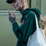 Tatuaż z sierpem na twarzy faceta i napisem NESS z twarzą diabła na dłoni - 17.09.2020 - 5