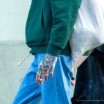 Tatuaż z sierpem na twarzy faceta i napisem NESS z twarzą diabła na dłoni - 17.09.2020 - 8