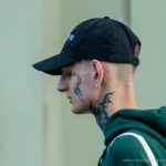 Tatuaż z sierpem na twarzy faceta i napisem NESS z twarzą diabła na dłoni - 17.09.2020 - 11