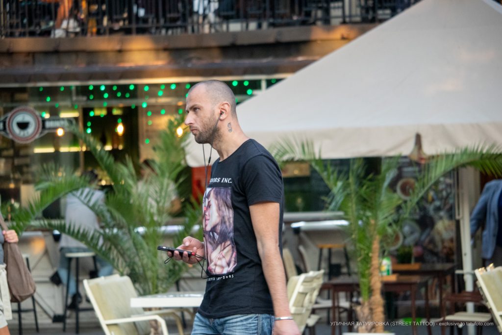 Tatuaż z literą g na lewej szyi mężczyzny - 17.09.2020 - 4