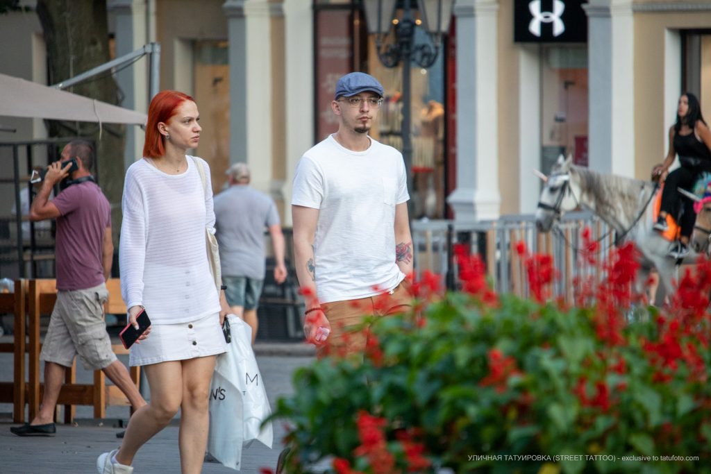 Różany tatuaż i czerwone kreski na lewej ręce mężczyzny - 17.09.2020 - 1