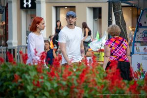 Różany tatuaż i czerwone kreski na lewej ręce mężczyzny - 17.09.2020 - 2