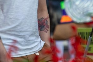 Różany tatuaż i czerwone kreski na lewej ręce mężczyzny - 17.09.2020 - 3