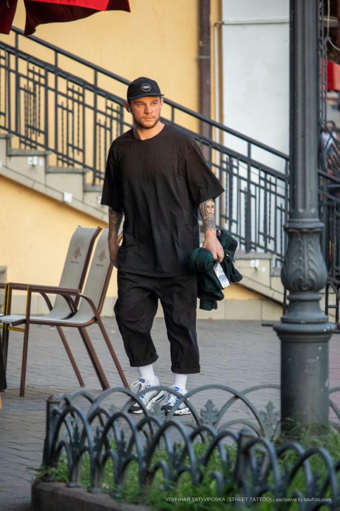 Tatuaż z portretem dziewczynki i czaszką z pajęczyną na lewej ręce mężczyzny - 17.09.2020 - 1