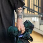 Tatuaż z portretem dziewczynki i czaszką z pajęczyną na lewej ręce mężczyzny - 17.09.2020 - 2