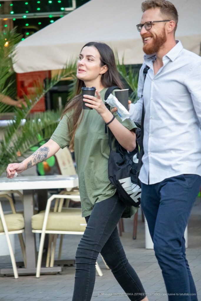 Tatuaż z kwiatami na przedramieniu prawej ręki dziewczyny - 17.09.2020 - 1