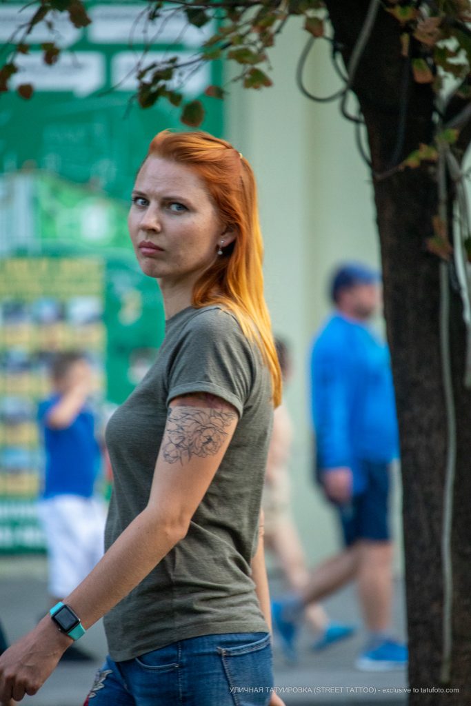 Fragment tatuażu z lisem i kwiatami na lewym ramieniu i ramieniu dziewczynki - 17.09.2020 - 1