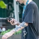 Bransoletka z tatuażem ze wzorem i małymi rysunkami na lewą rękę młodego mężczyzny - 17.09.2020 - 4