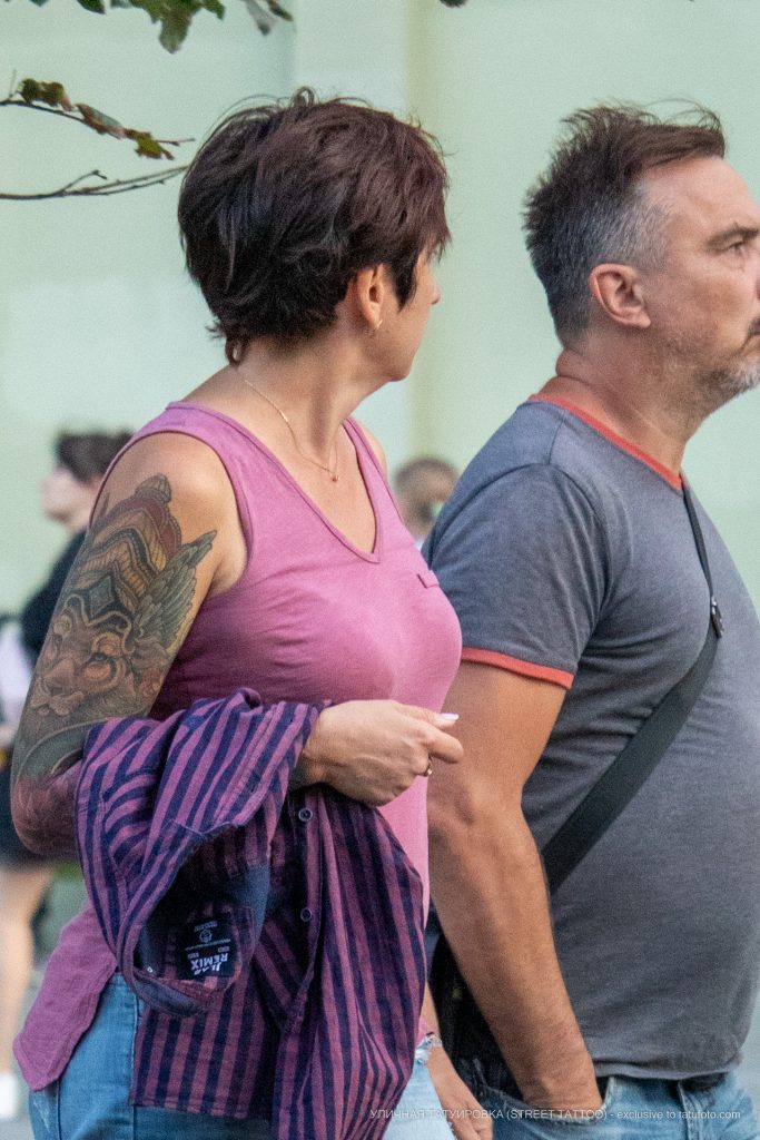 Tatuaż z koroną lwa ze skrzydłami na prawym ramieniu dorosłej kobiety - 17.09.2020 - 2